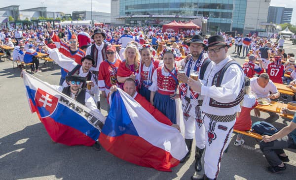 Na snímke slovenskí a českí fanúšikovia pózujú pred Riga Arénou pred zápasom Slovensko - Česko na 86. majstrovstvách sveta v ľadovom hokeji v lotyšskej Rige 2023.