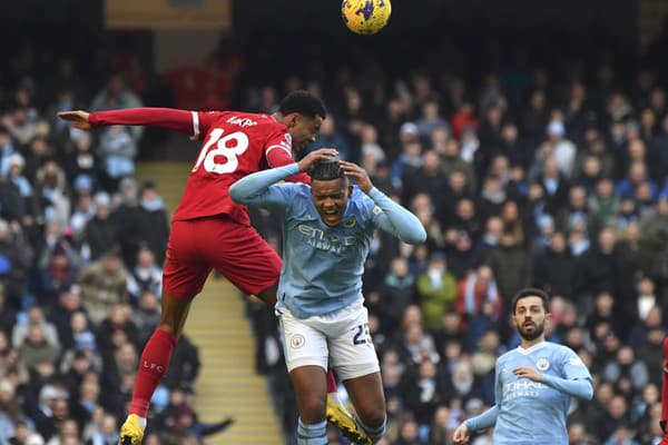 Súboj Cody Gakpo (Liverpool) verzus Manuel Akanji (City)