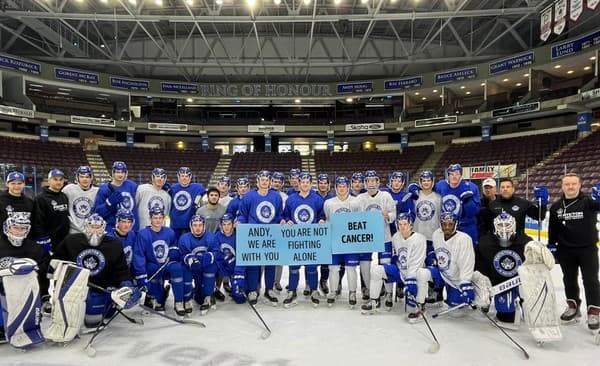 Andy Moog je hviezdnym odchovancom tímu Penticton Vees, a tak mu jeho súčasní hráči popriali veľa šťastia v najťažšom životnom zápase.