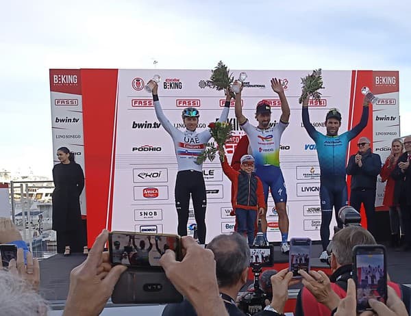 Peter Sagan zobral Marlona na pódium, kde boli aj Mark Cavendish a Tadej Pogačar.