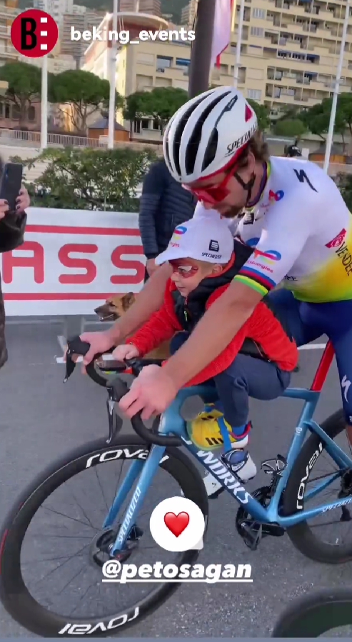 Peter Sagan zobral Marlona na pódium, kde boli aj Mark Cavendish a Tadej Pogačar.