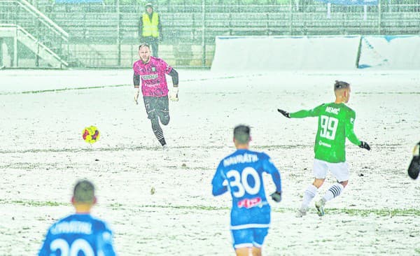 Brankár Holec zápas v takých podmienkach ešte nezažil.