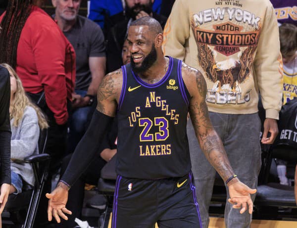 Legenda Los Angeles Lakers prehrala so svojím tímom na palubovke Philadelphie 94:138.