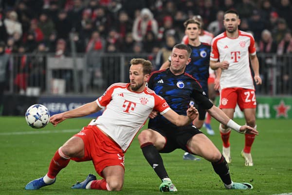 Hráč Bayernu mníchov Harry Kane (vľavo) a slovenský futbalista Denis Vavro z Kodane.