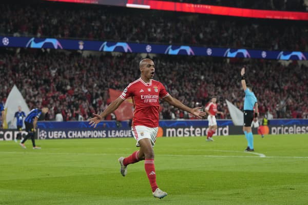 Hráč Joao Mario z Benfica Lisabon sa raduje z gólu.