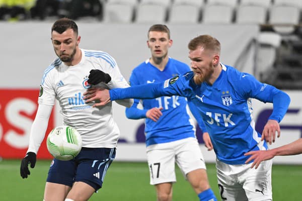 Na snímke zľava Aleksandar Čavrič (Slovan) a Odmar Faerö (Klaksvík).