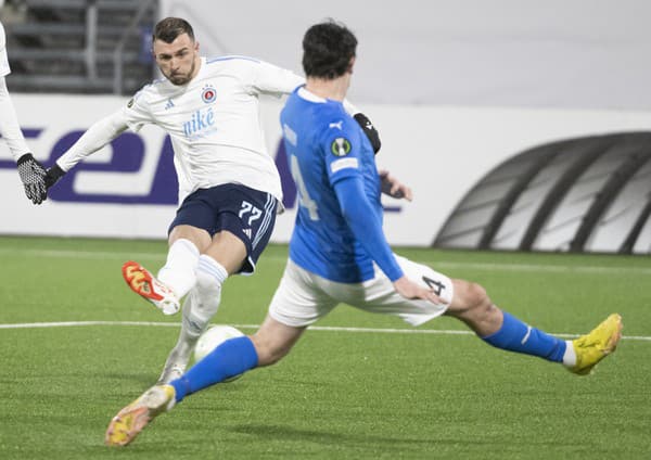 Na snímke vľavo hráč Slovana Aleksandar Čavrič a vpravo hráč Klaksvíku Vegard Forren.