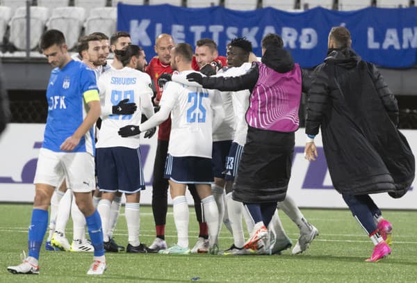 Na snímke hráči Slovana sa radujú z víťazstva 2:1.