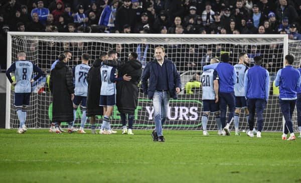 Tréner ŠK Slovan Bratislava Vladimír Weiss st. (uprostred).