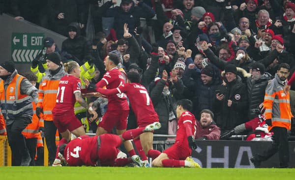 Futbalisti FC Liverpool oslavujú víťazný gól zápasu. 