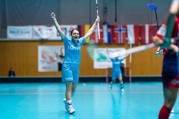 Na snímke slovenská florbalistka Michaela Šponiarová sa raduje z gólu.