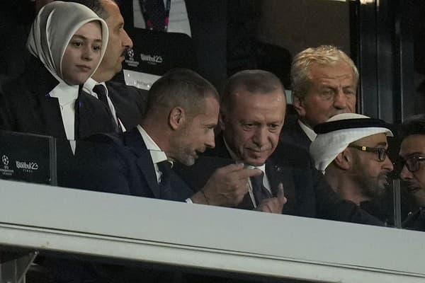 Prezident UEFA Aleksander Čeferin sa dohodol na spolupráci s vládou Spojených arabských emirátov.