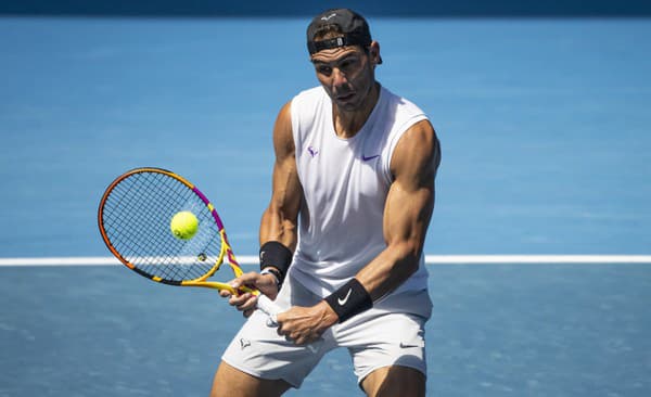 Rafael Nadal sa začiatkom roka 2024 vráti na súťažné kurty.