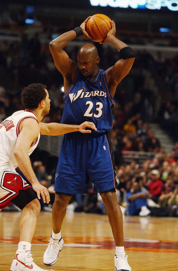 Michael Jordan (na foto) a LeBron James spája nielen prívlastok najlepší basketbalista všetkých čias, ale aj naj prehra v rovnakom veku.