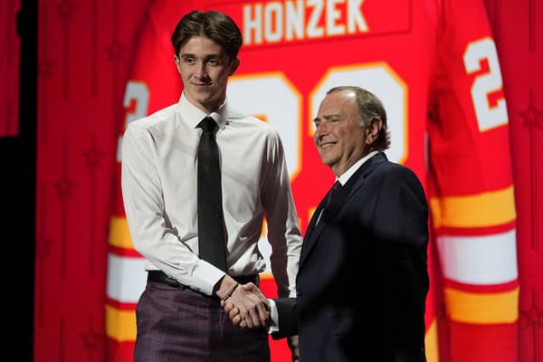 Gerry Bettman počas draftu NHL so Samuelom Honzekom.