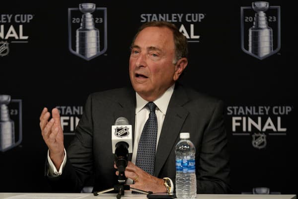 Novinky o drafte oznámil komisár NHL Gary Bettman.