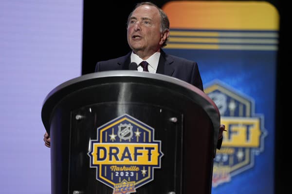 Novinky o drafte oznámil komisár NHL Gary Bettman.