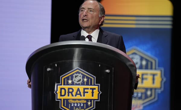 Novinky o drafte oznámil komisár NHL Gary Bettman.