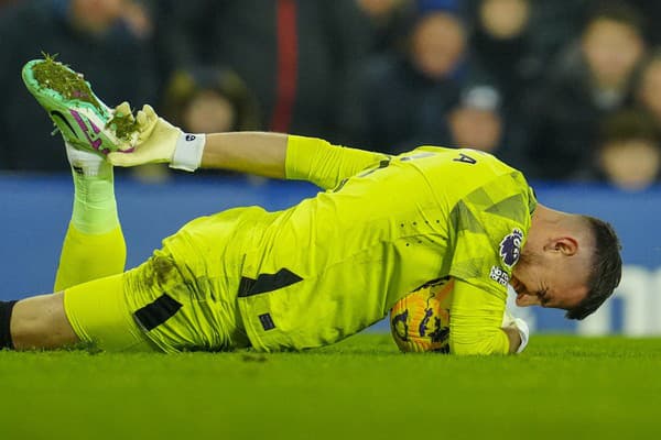 Slovenský brankár Martin Dúbravka v akcii proti Evertonu.