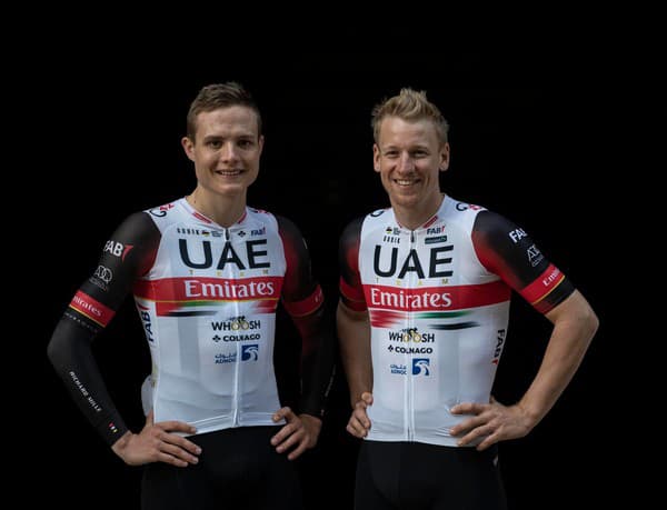 Nemecký cyklista Felix Groß (vľavo) je jazdcom tímu UAE Team Emirates.