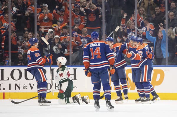 Hokejisti Edmontonu sa tešia po strelenom góle.