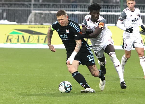 Juraj Kucka (Slovan) a Mahmudu Bajo (Podbrezová) bojujú o loptu