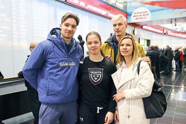 Spoločné foto s najbližšími na letisku Schwechat.