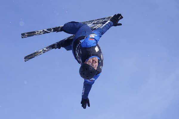 Akrobatický lyžiar a skokan Maxim Gustik je mŕtvy. Zrazilo ho auto.