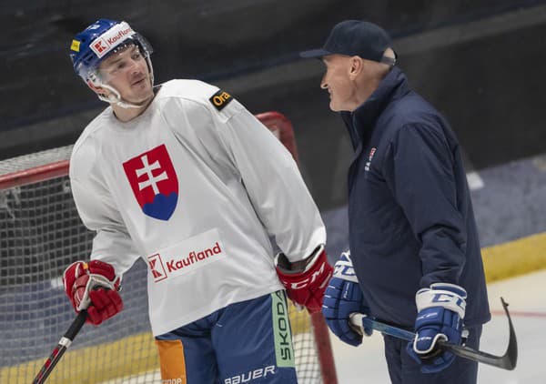 Na snímke sprava tréner slovenskej hokejovej reprezentácie Craig Ramsay a slovenský hokejový reprezentant Oliver Okuliar.