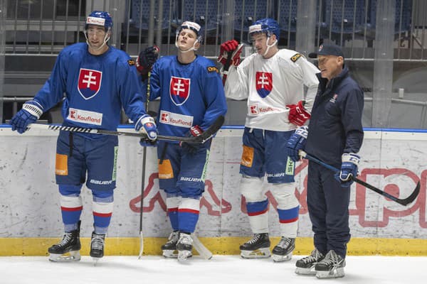 Sprava tréner slovenskej hokejovej reprezentácie Craig Ramsay a jeho zverenci Oliver Okuliar, Matej Kašlík a Andrej Kudrna počas tréningu na reprezentačnom zraze v Bratislave.