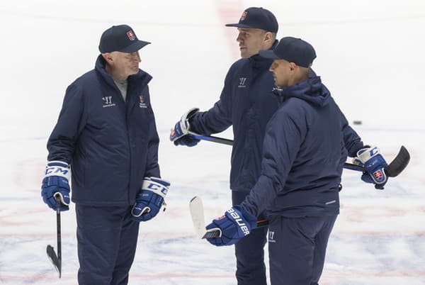 Na snímke zľava tréner slovenskej hokejovej reprezentácie Craig Ramsay a jeho dvaja asistenti Peter Frühauf a Ján Pardavý.