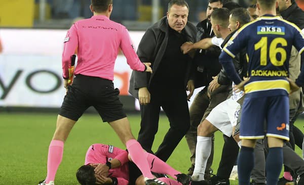 Turecké úrady v utorok zatkli prezidenta futbalového klubu MKE Ankaragücü Faruka Kocua a ďalšie dve osoby, ktoré sú obvinené z fyzického útoku na rozhodcu Halila Umuta Melera.