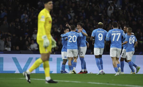 Slovenský futbalista v drese Neapolu Stanislav Lobotka (vpravo) sa teší so spoluhrámi z gólu