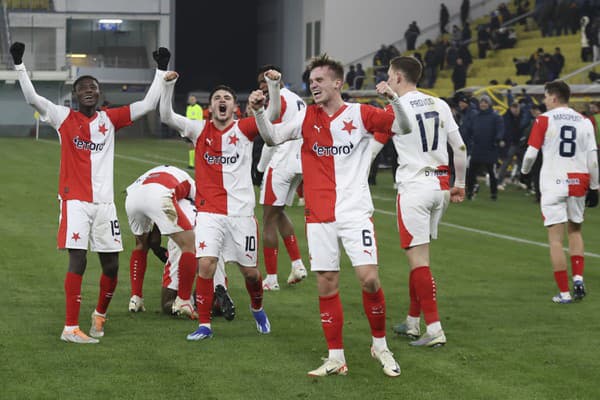 Futbalový klub Slavia Praha by mal mať nového majiteľa. Miliardár Pavel Tykač údajne plánuje odkúpiť tím od čínskych investorov.