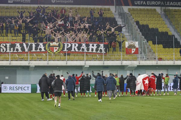 Futbalový klub Slavia Praha by mal mať nového majiteľa. Miliardár Pavel Tykač údajne plánuje odkúpiť tím od čínskych investorov.