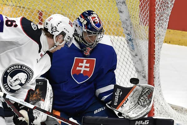 Na snímke vpravo brankár Slovenska Stanislav Škorvánek a vľavo André Bjelland Strndborg (Nórsko).