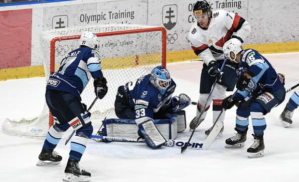 Na snímke sprava Marek Slovák (Nitra), Shawn Beauchamp-Lalonde (Slovan), brankár Libor Kašík a Sebastián Čederle (všetci Nitra)