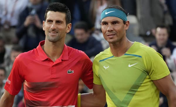 Srbský tenista Novak Djokovič (vľavo) a španielsky tenista Rafael Nadal.