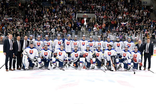 Na snímke hokejisti Slovenska, ktorí obhájili na domácom Vianočnom Kaufland Cupu vlaňajšie prvenstvo