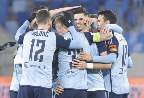 Na snímke druhý sprava Marko Tolič (Slovan) sa teší so spoluhráčmi po strelení svojho druhého gólu.