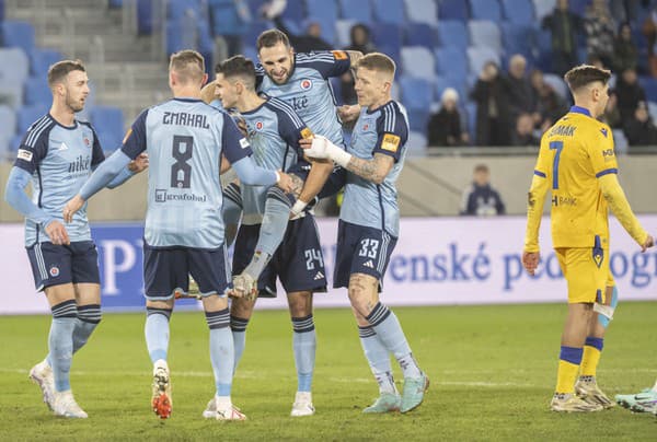 Na snímke futbalisti Slovana zľava Aleksandar Čavrič, Jaromír Zmrhal, Marko Tolič, Tigran Barseghjan, Juraj Kucka sa tešia po strelení gólu.