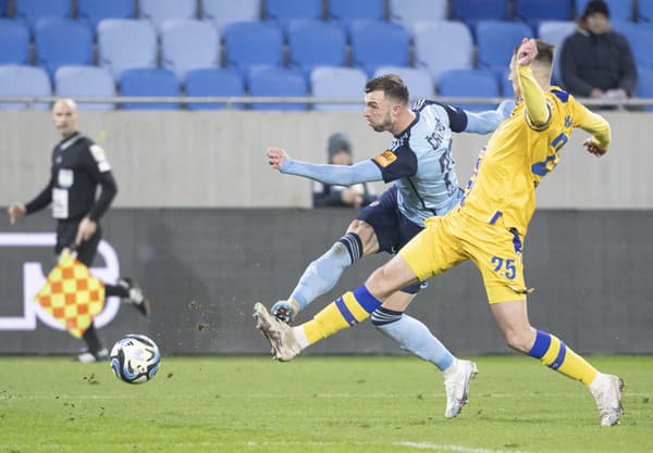 Na snímke zľava Aleksandar Čavrič (Slovan) a Filip Kaša (DAC) v zápase.