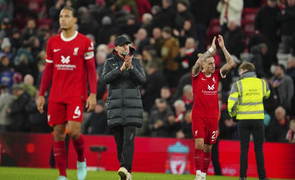 Nemecký tréner Jürgen Klopp (uprostred) ďakujem fanúšikov za skvelú atmosféru v derby. 