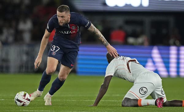 Slovenský hráč PSG Milan Škriniar (vľavo).