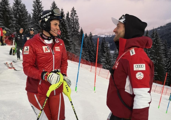 Medzi lyžiarkou Franziskou Gritschovou a jej trénerom Florianom Stenggom to začalo iskriť.