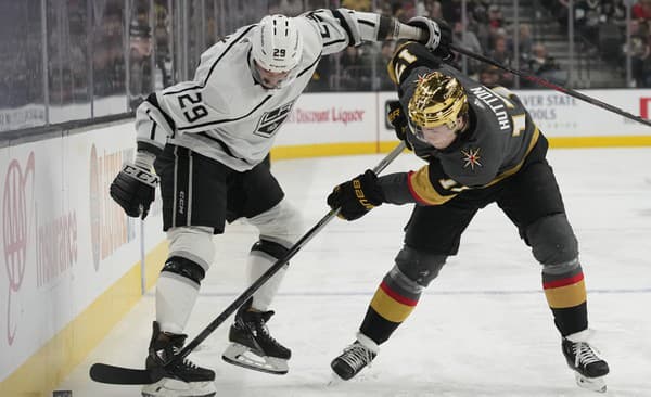 Martin Frk (vľavo) obliekal v NHL dres Los Angeles Kings.