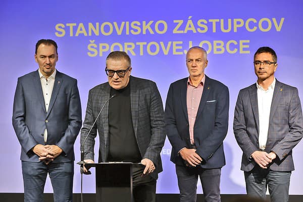 Ján Kováčik vystúpil na pôde SOŠV. Za ním zľava šéf hokeja Miroslav Šatan, generálny sekretár SOŠV Jozef Liba a šéf atletiky Peter Korčok.