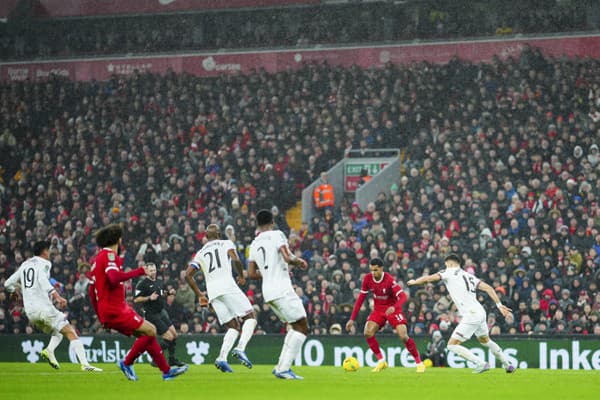 Liverpool nedal West Hamu žiadnu šancu.