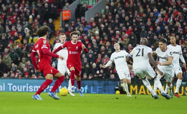 Liverpool nedal West Hamu žiadnu šancu.