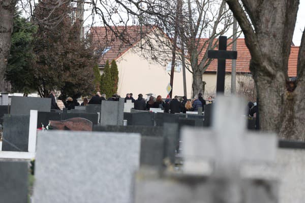 Miestom posledného odpočinku Rudolfa Hrubého je cintorín vo Vajnoroch, kde ho najbližšia rodina v tichosti pochovala.